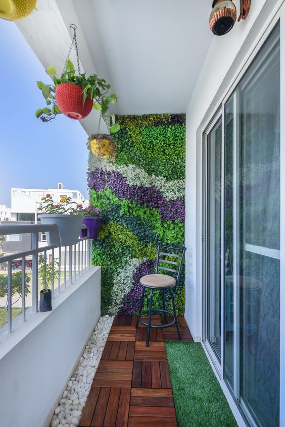 garden wall in small balcony decor